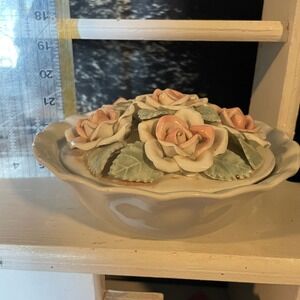 vintage Capodimonte style porcelain rose bowl or trinket‎ box.